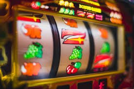 Antarmuka aplikasi mobile nikmat69 menampilkan permainan live dealer dan menu navigasi utama