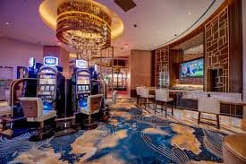 Dealer Live Sic Bo di platform nikmat69 menunjukkan hasil dadu secara langsung